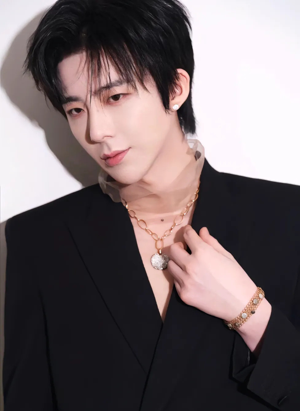 发现看刘宇宁的直播真的是给我们带来很多的乐趣了呀，一边熬粥一边给大家拜年，各种才