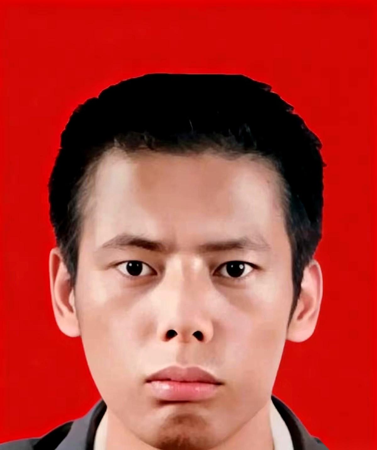 2022年8月8日，西安阎良一个水库边。一辆小轿车失控，“砰”的一声扎进深水区