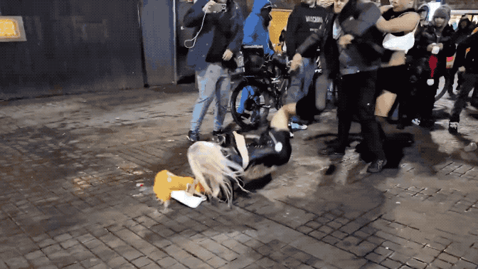 英国中东非法移民暴走白人LGBT：声明不是一个阵营，今后见一次打一次！这是英国曼