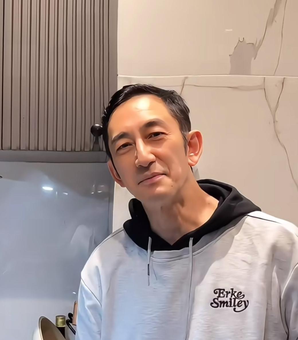 仔细查了吴启华的过往才发现，他这辈子过得真的不像话！一个实力演员，把感情和生活