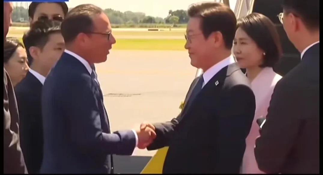 李在明这次访美回去支持率要咔咔掉！美国官员对他的不重视堪称“羞辱”。接机手握完立