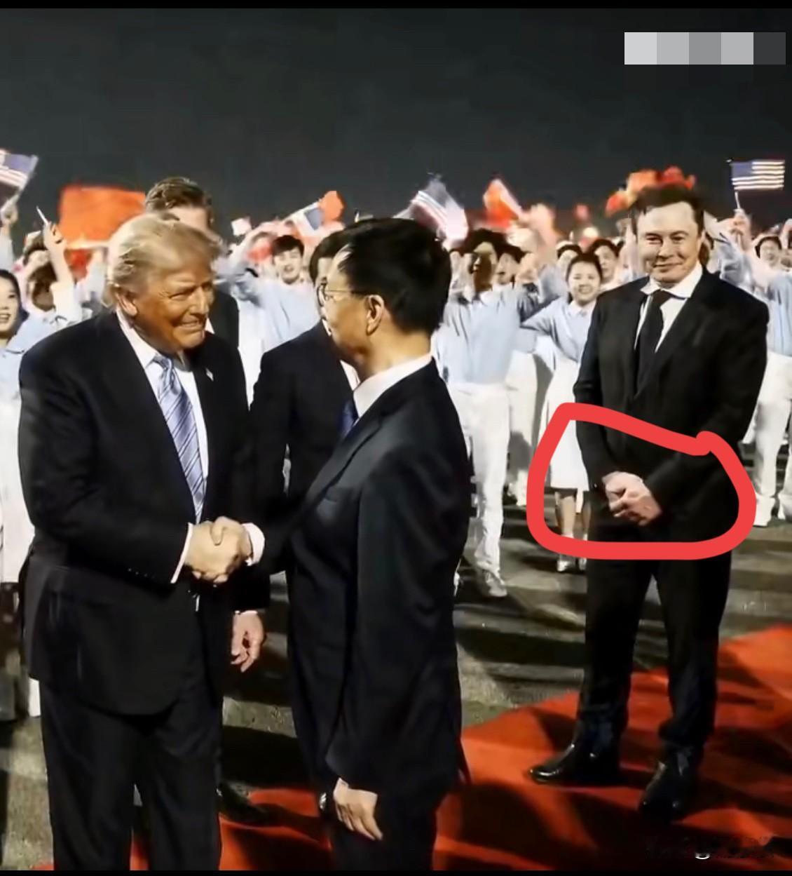 瞧，马斯克像一位小学生，规规矩矩地站在一边，微笑着看两位“家长”握手！他那开