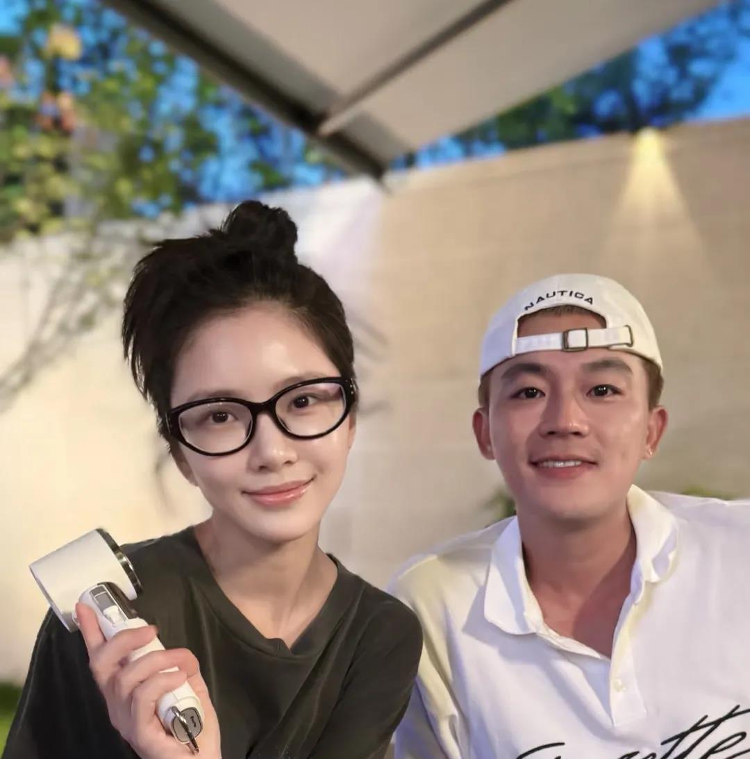杜淳妻子王灿这回有的忙了！不是因为杜淳要去拍戏，也不是因为暑假要带孩子，而
