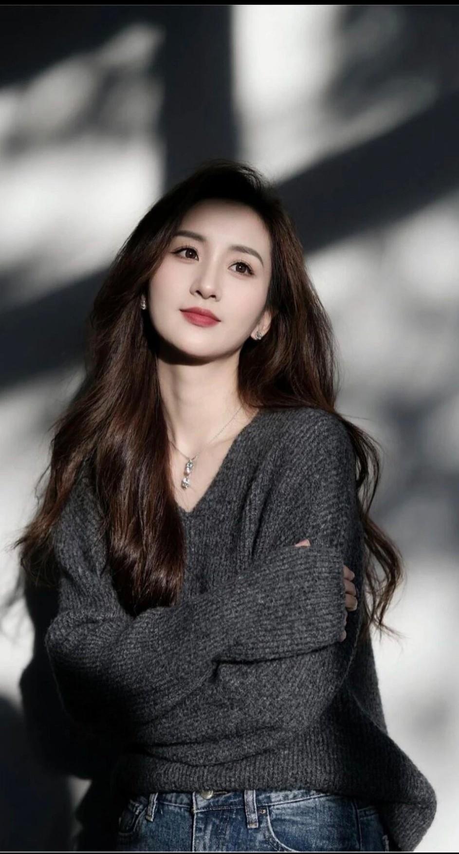 日光斑驳照美颜，珍珠闪耀添气场。你喜欢哪一种气质的美人?