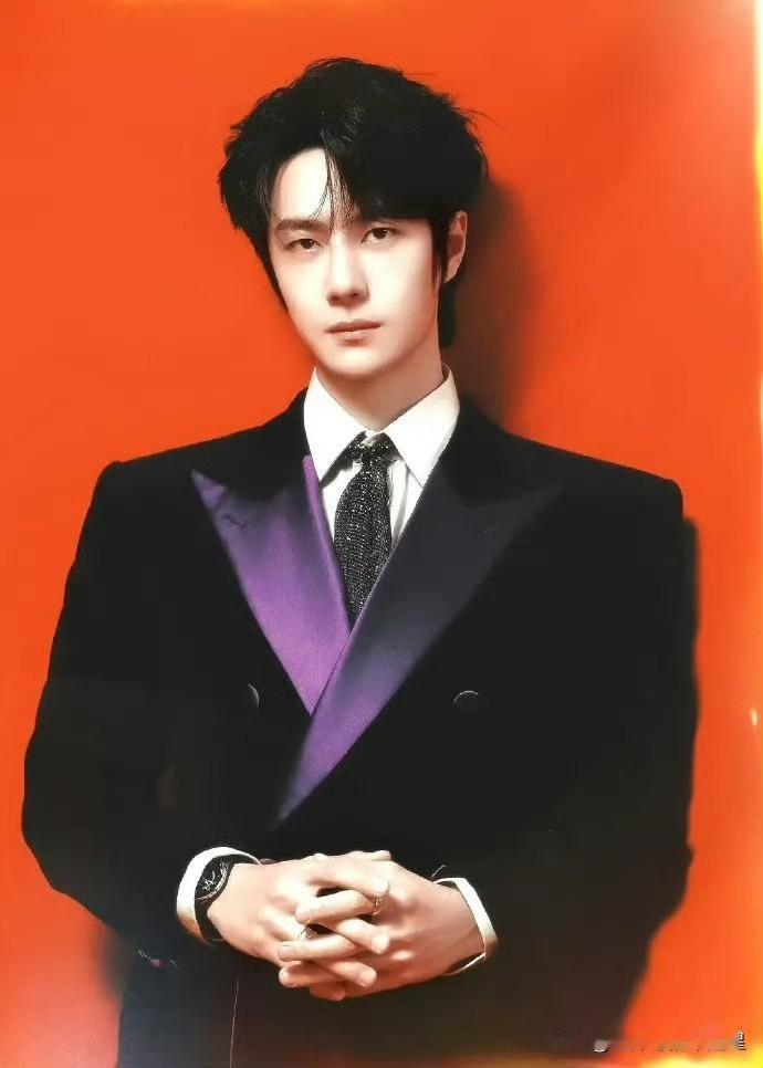 全体都有！王一博像孙悟空一样出山了，所有活动启动启动！别人出山是形容词，一博