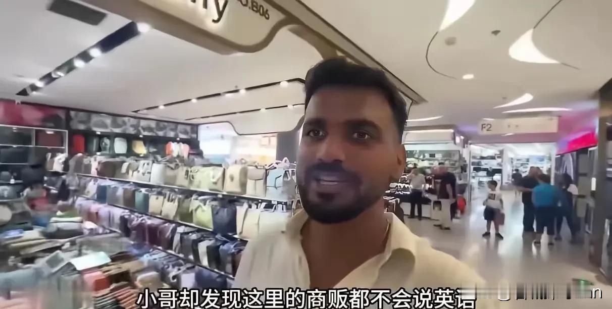 义乌老板娘一句“排队去”，把印度婆罗门游客当场整不会了。​抖音上那条1200万