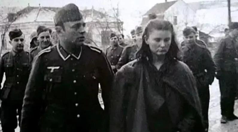 1943年，18岁的南斯拉夫女游击队员莱帕·拉迪奇，在就义前留下了一张震撼人心的