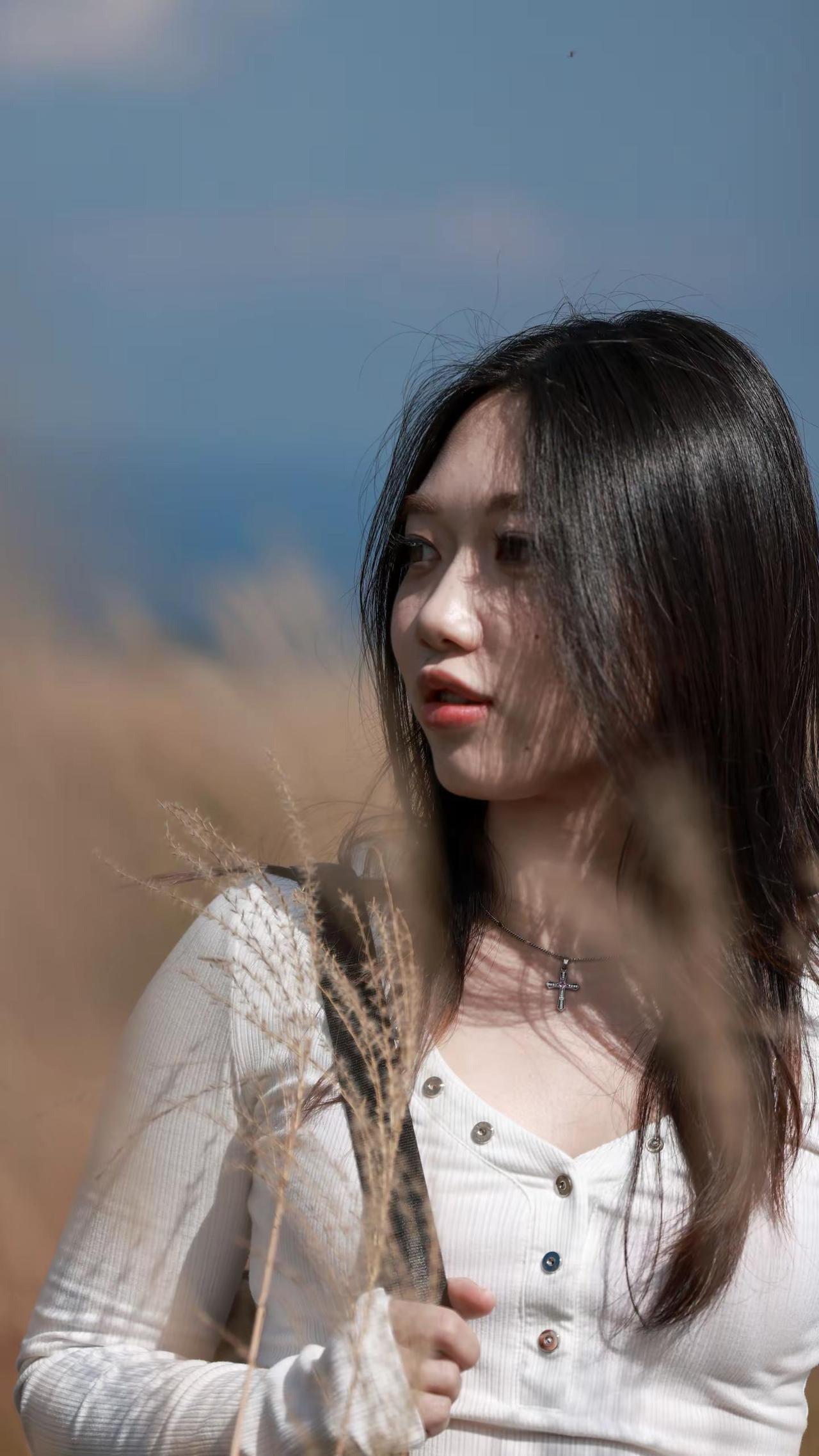 人像｜芒草破的松弛感。影像魅力女人秋天