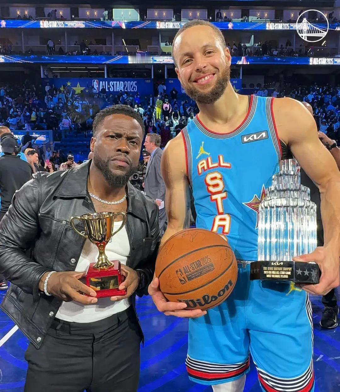 实至名归！恭喜库里，获得了2025年NBA全明星赛的MVP！这座奖杯绝对是货