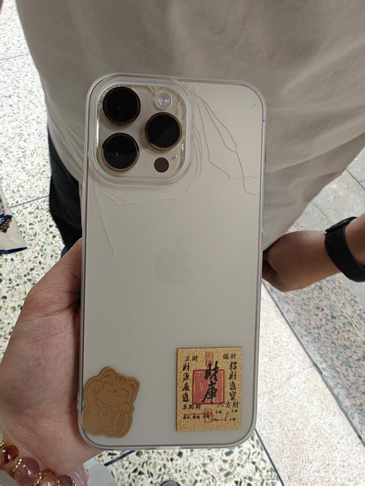 容易掉手机的朋友，就不要用这种超薄手机壳了。​​​