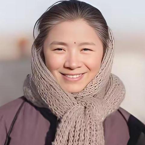 天呐，今年这个白玉兰奖获得者迟蓬不就是老年版的刘浩存吗！一颦一笑简直不要太像，