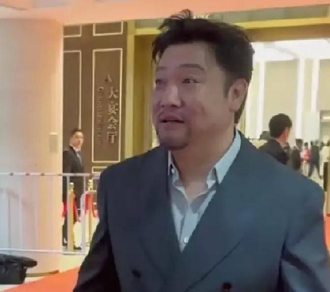 贾冰最近接受采访，说了段心里话，听着真在理。2026年8月3号晚上，他在成都