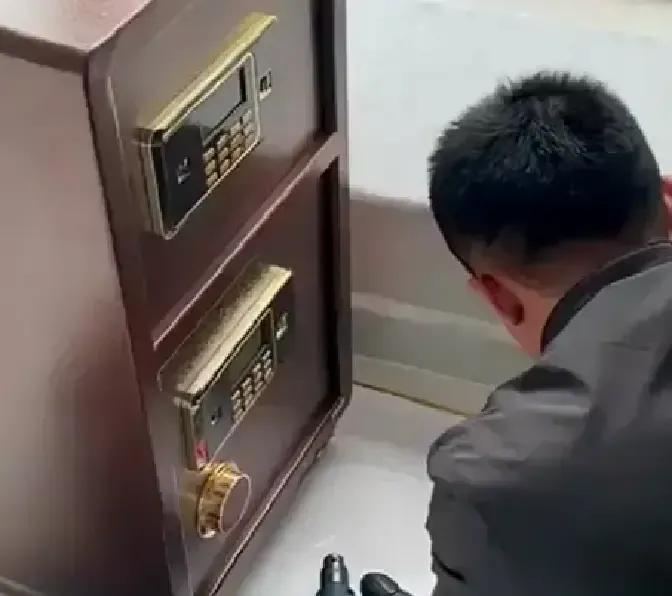 宜昌张艾拉撬开婆婆保险柜拿走43万，全拿去网购和还债。婆婆发现报警，法院判她三