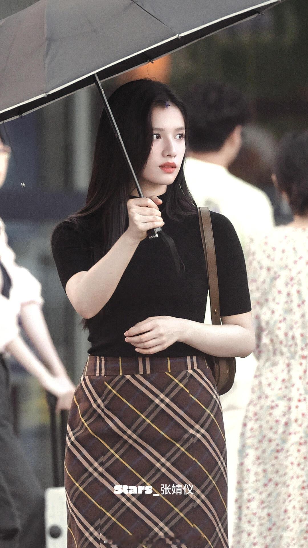 张婧仪《野狗骨头》苗靖路透，好美好有气质！！​​​