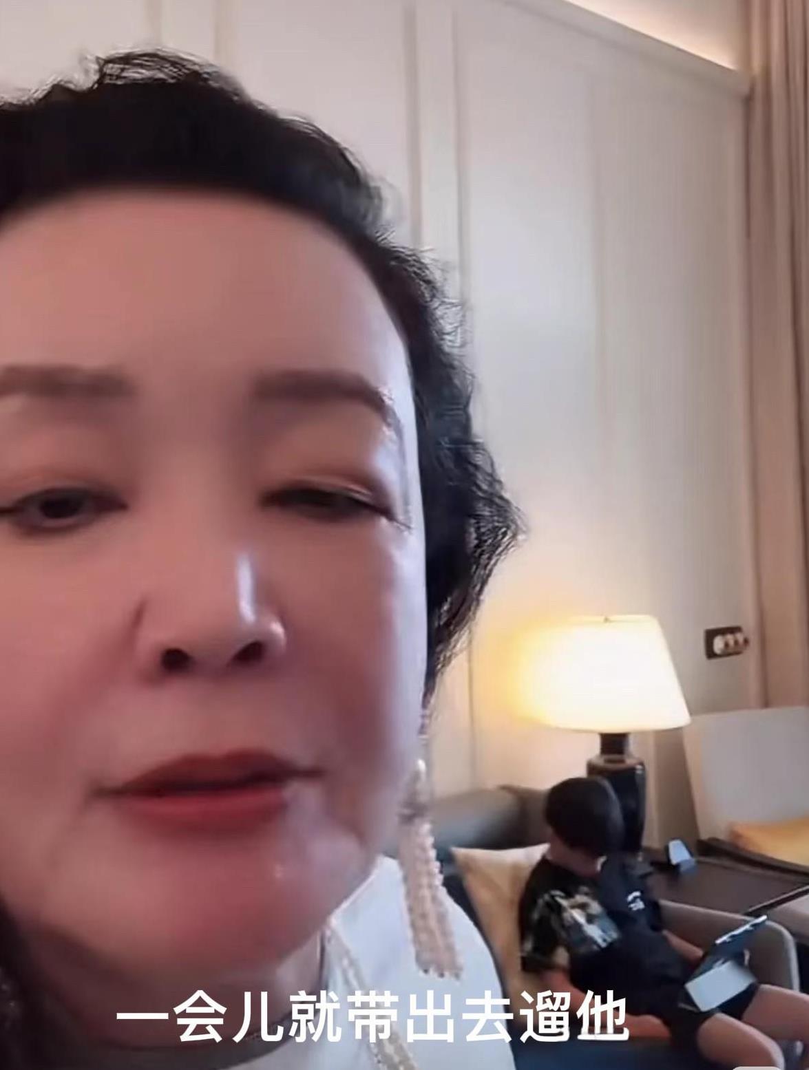 张兰拍视频讲：为了让孙子远离电子产品找到好办法，那就是遛，使劲带他出去玩遛着玩儿