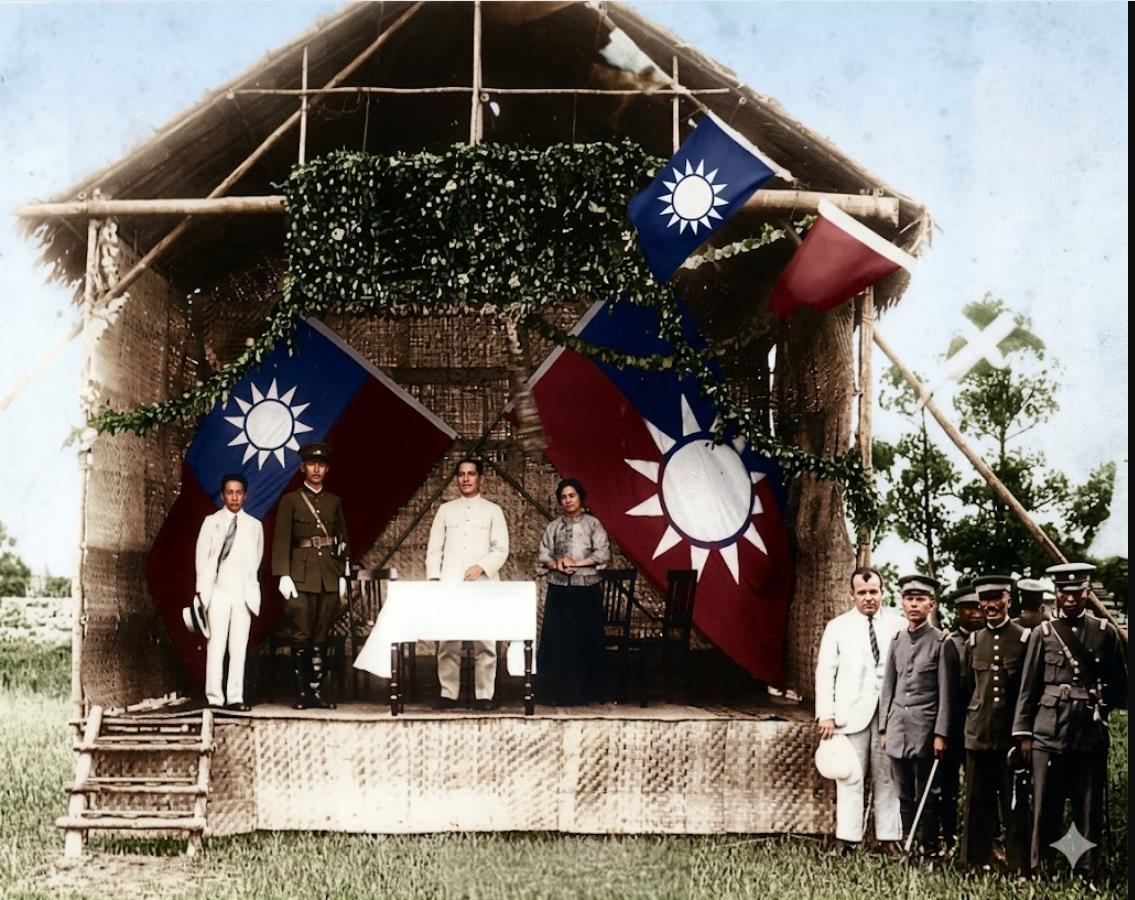 1924年6月16日，黄埔军校开学典礼上，主席台为临时搭建的茅草棚，两侧悬挂青天