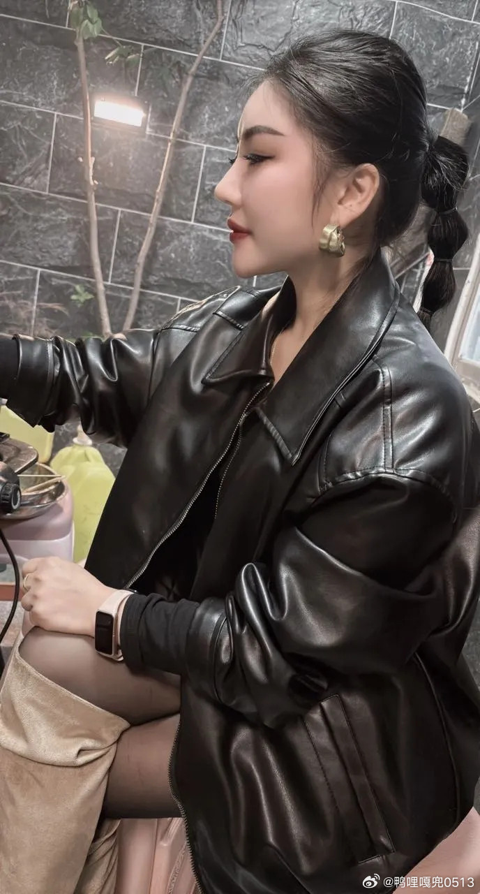 OOTD时尚穿搭今天穿什么ootd皮衣和休闲外套都很搭的穿搭，侧颜很漂亮吧