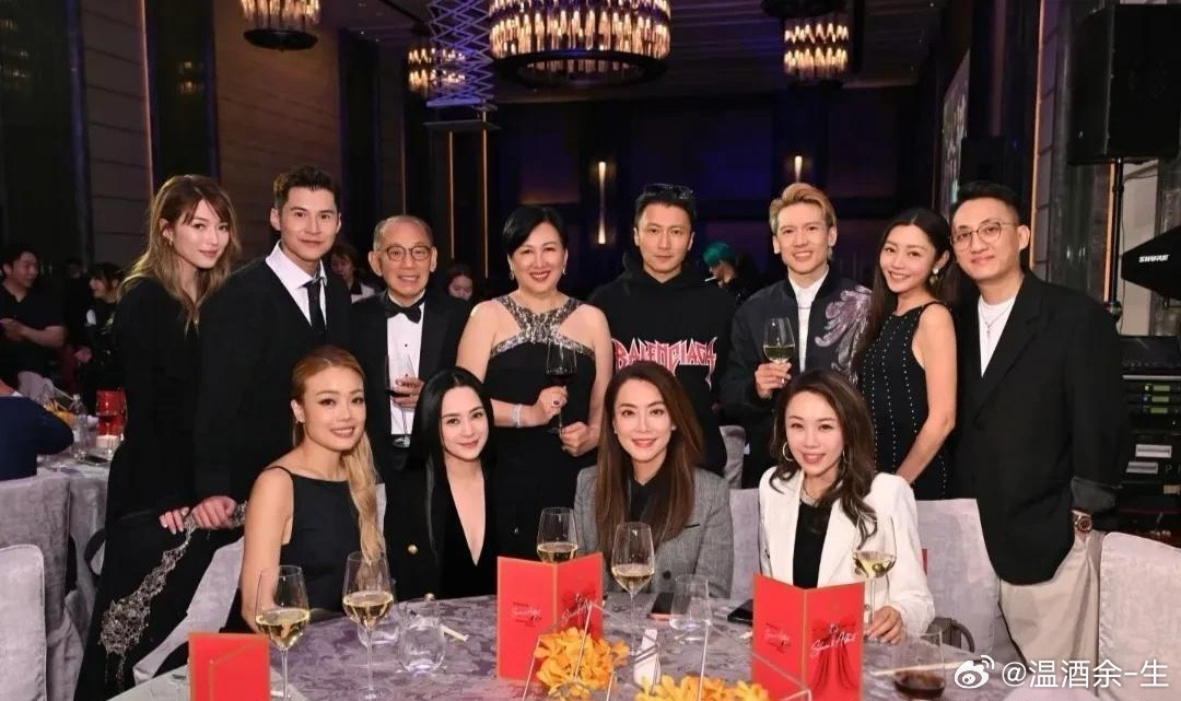 看霍汶希发的这张老板金婚时英皇艺人的合照，才发现谢霆锋在公司的地位，绝对是一哥啊