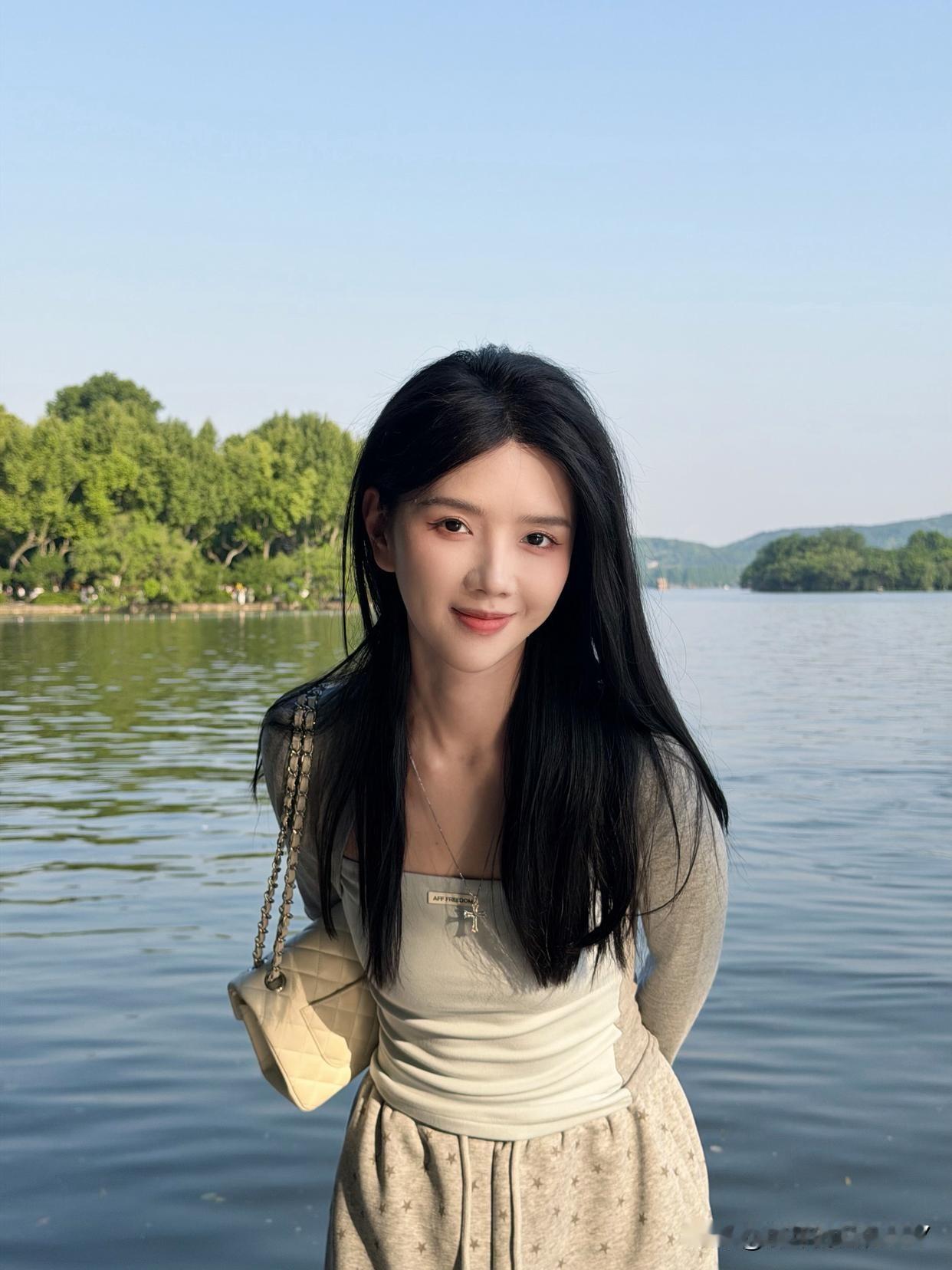 湖畔漫步，真的能让人沉浸在温柔时光里，静享美好。有次我去一个湖边，湖水清澈，在阳