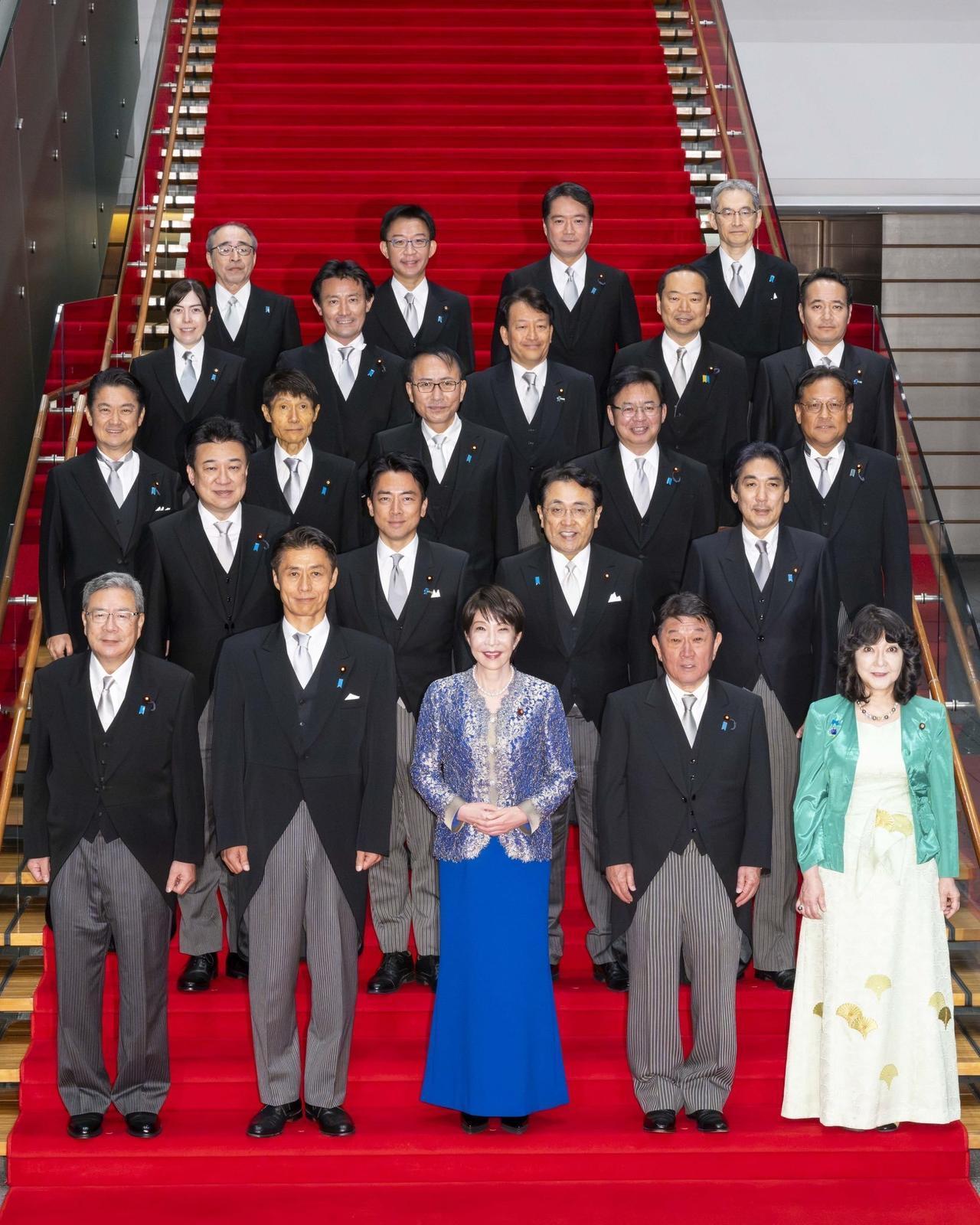 日本的新内阁第一排（最前面5个人，从左往右）1.林芳正｜总务大臣老牌政