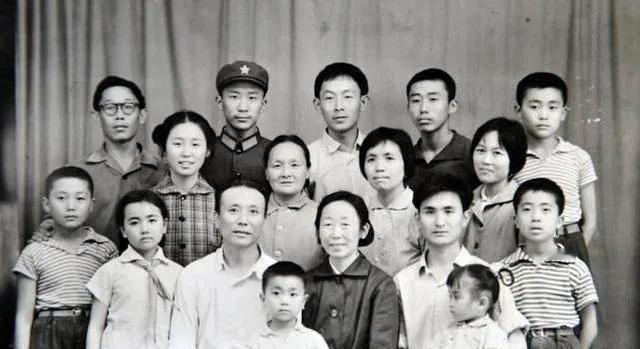 1966年，县长老婆许曼云对保姆说：孩子长大了，你明天不用来了。不料，许曼云转身