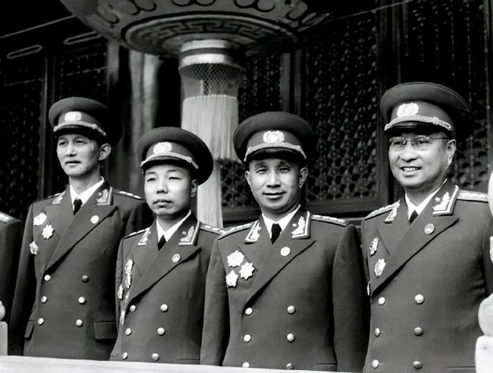 用一句话概括这四位将军。1955年国庆节，粟裕、陈赓、萧华、洪学智在天安门城楼