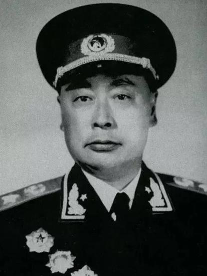 1955年全军授衔之前，刘少奇坚持反对给陈毅授元帅军衔，周恩来听闻此事，立马写了