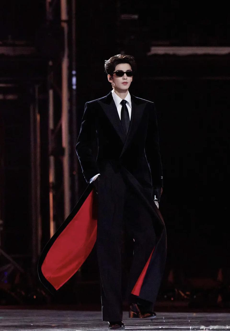 张凌赫火得让人完全不讨厌，真帅哥喷不了