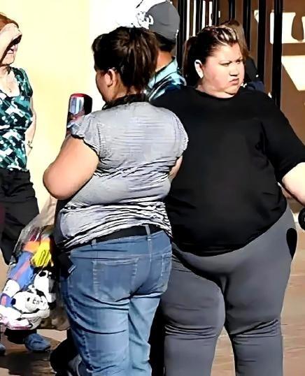 在美国，你要是看到一些体态肥胖、屁股大、满身是肉的人，放心那大概率是穷人；而看到