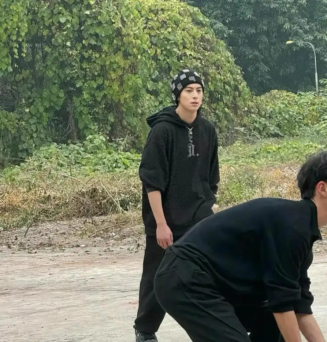 26岁王鹤棣回四川乐山老家，坐三轮约发小村头打球，火遍全村