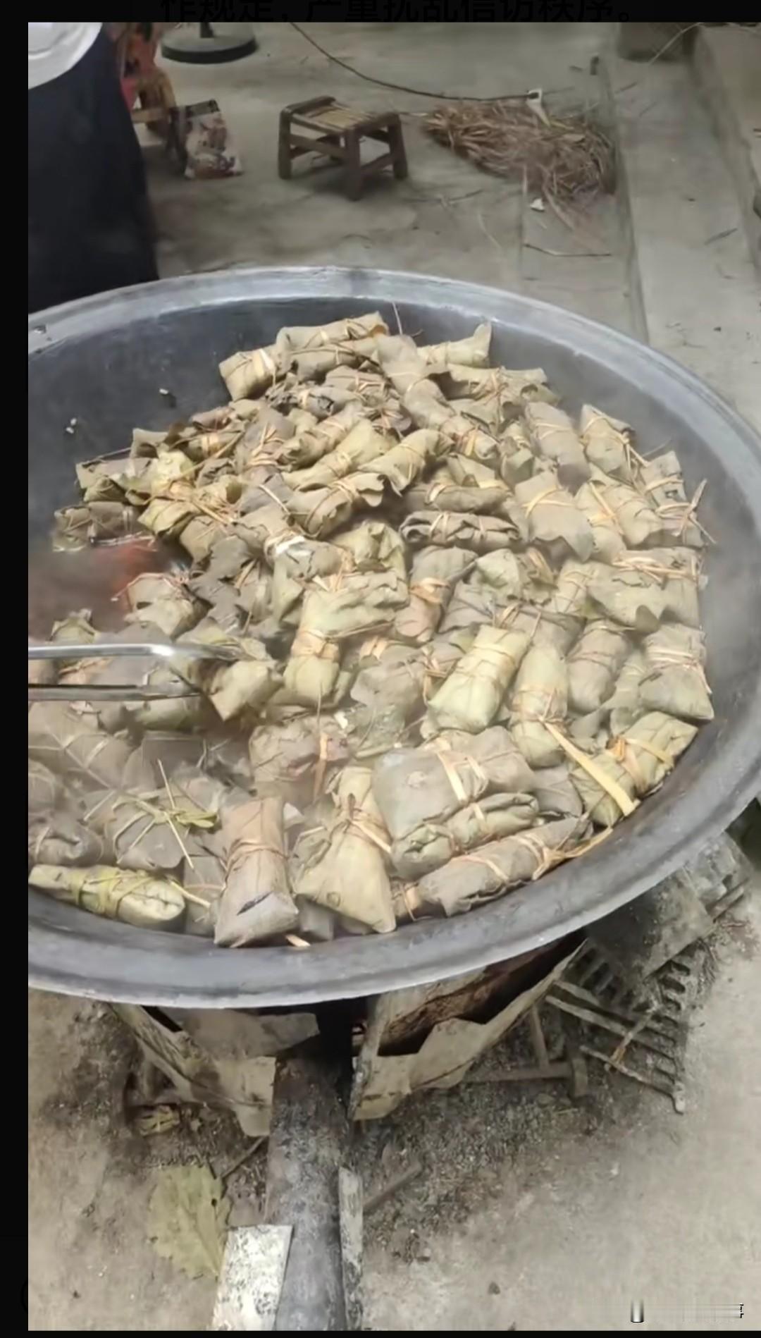 今年端午节感觉与往年不同，往年这个时候，人们都慌着买槲叶、买江米、买花生回家包粽