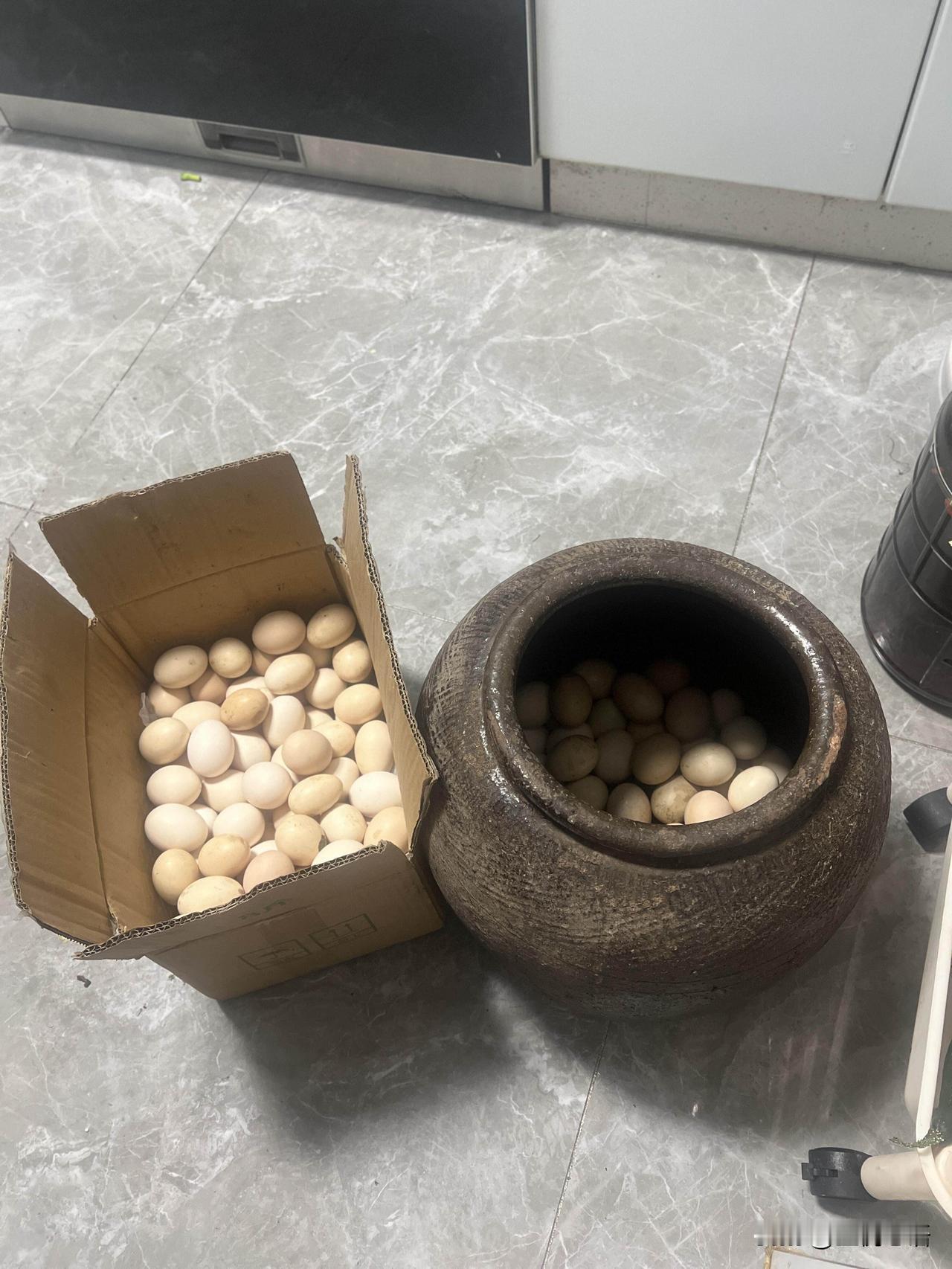 分享一个超实用的鸡蛋保存老方法！用土坛子装鸡蛋放超久都不坏（2-3个月）老