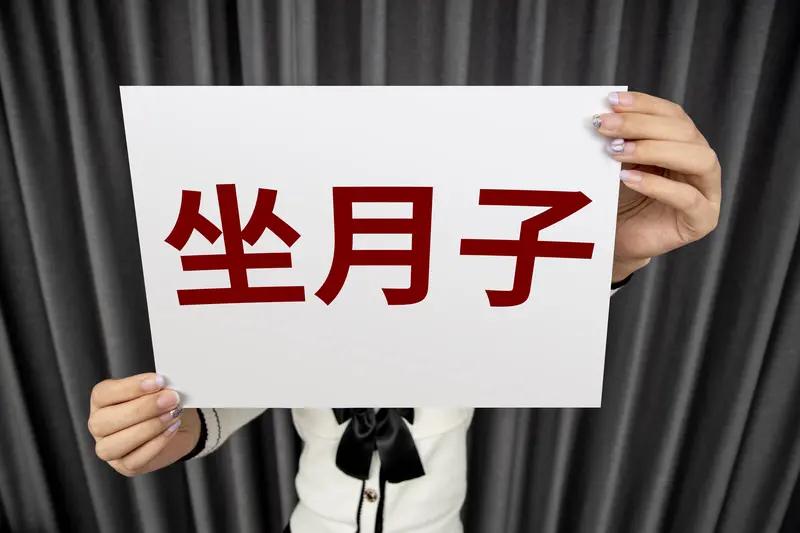 全网破防！月子期丈夫哭着跪求母亲离开：我老婆不是外人，她是我要疼一辈子的人