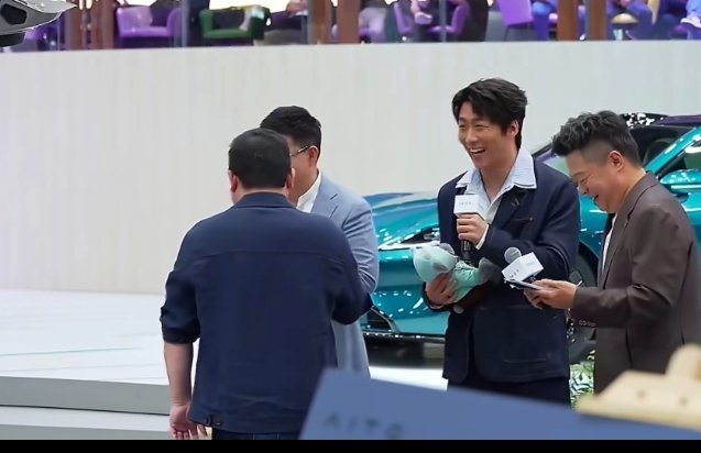 王天放说觊觎马东车这两个人的互动真有趣阿，哈哈哈哈，谁不稀罕马东老师的车呢，这