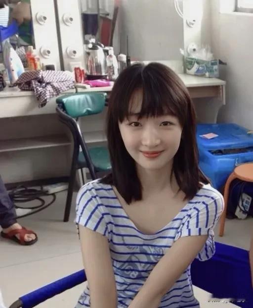 周冬雨的同学说；周冬雨现实中的气质真的很清纯，皮肤很好，气质跟别的女生不一样。