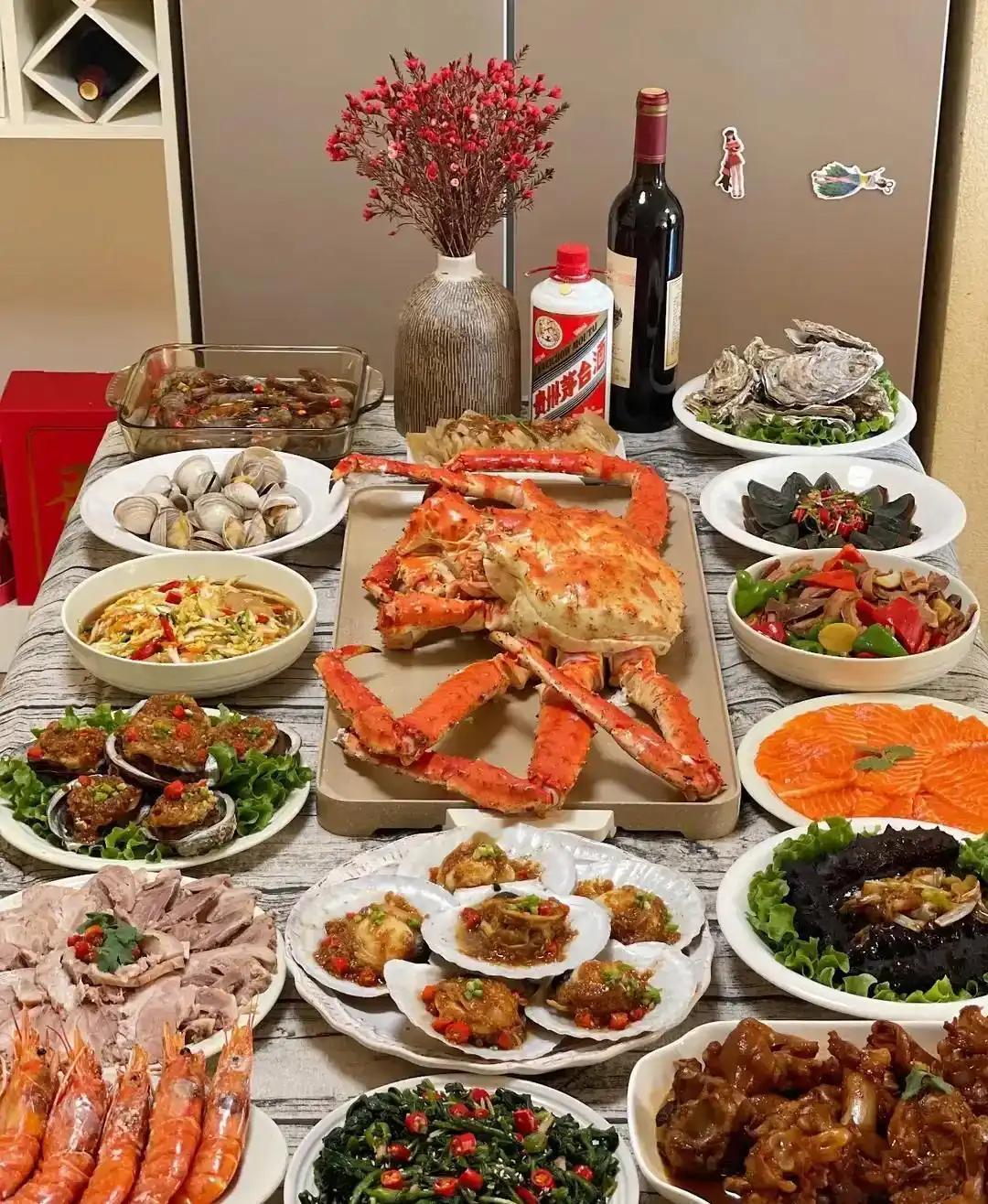 我家年夜饭的菜品可丰富啦，每一道都有美好寓意。清蒸鲈鱼是必有的，做法简单，水开后