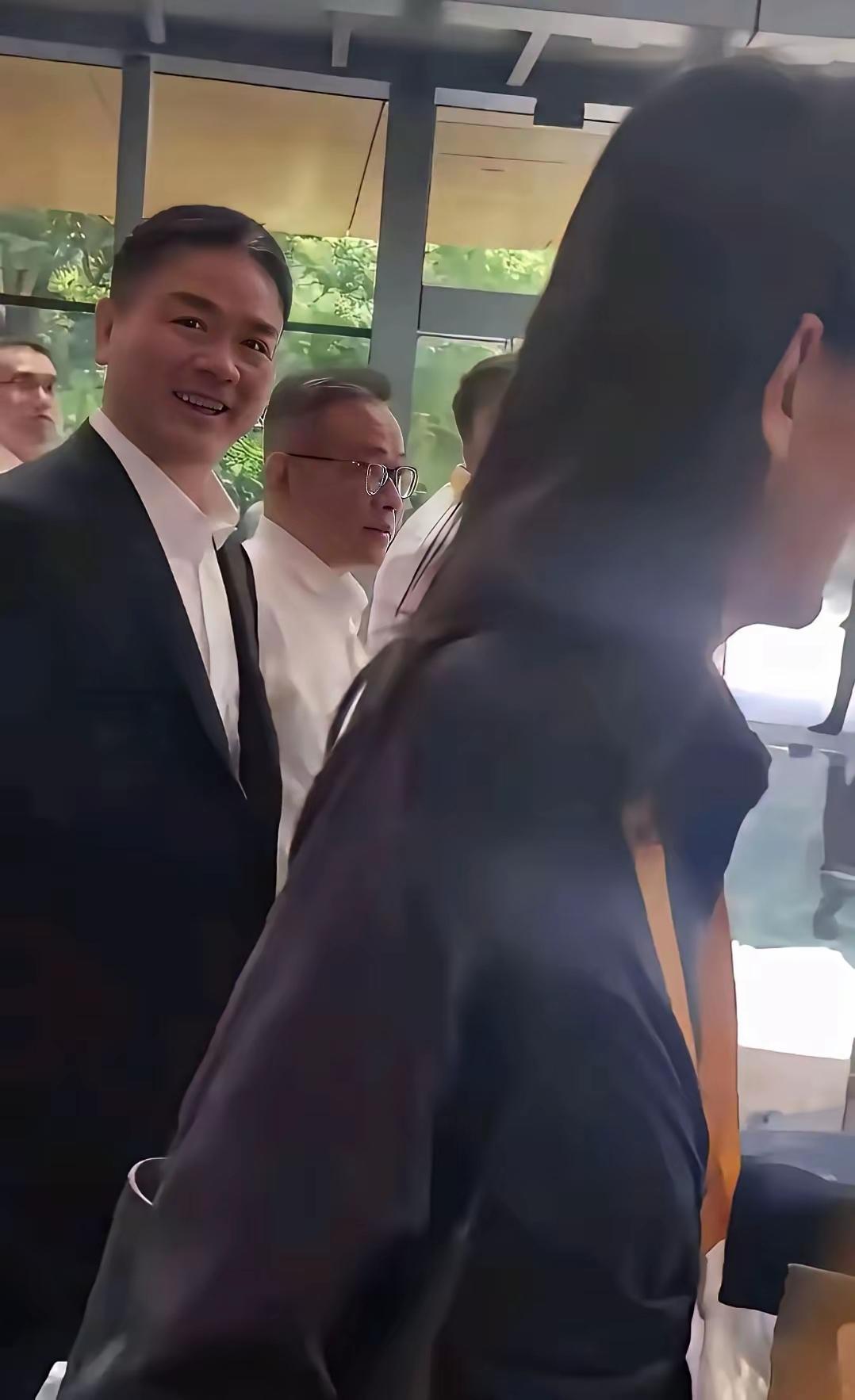 别叫东哥了，旁边女士不乐意了!