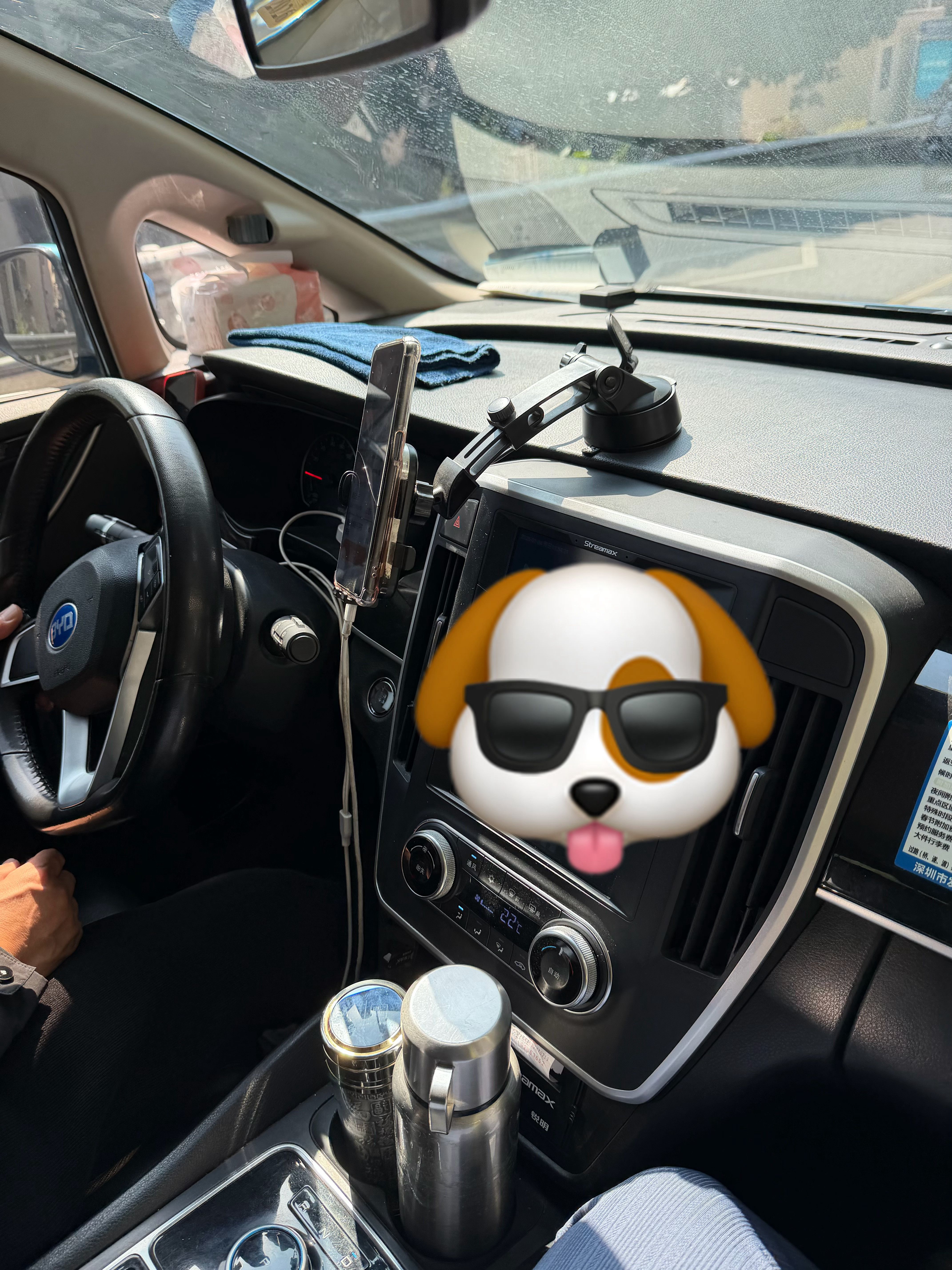 打个的士，师傅跟我说现在生意难做，客源少，他分析了一下原因，我觉得挺有意思：1.