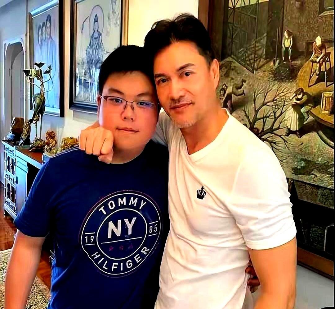 吕良伟儿子没继承颜值，却继承了剑桥学霸脑。“丁力”帅了几十年，他儿子吕善扬的