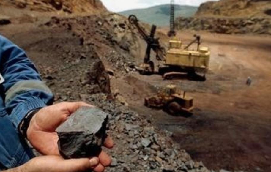 澳大利亚的铁矿，严格来说根本不是矿，就是一坨纯铁疙瘩生锈了而已，含铁量64%，跟