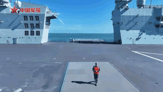 四川舰多大？来看看这个“活人消失”魔术，感受一下076型“川渔51”号的宏伟巨大