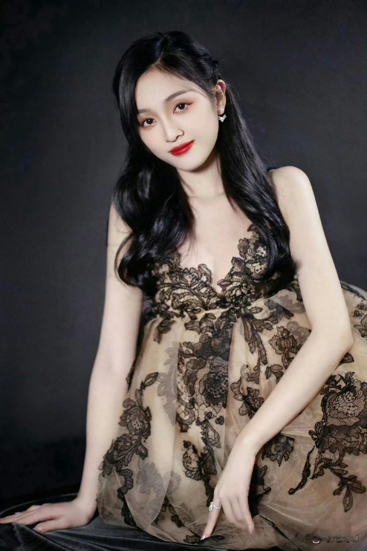 吴宣仪美照，身着印花短裙，淑女范十足。尽显曼妙玲珑的好身材！