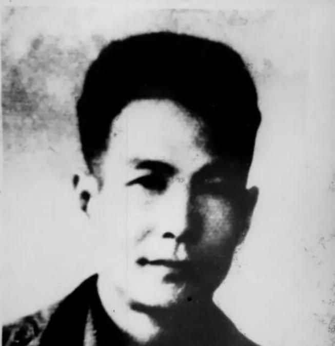 1948年，狱医刘石人到女牢诊病，刚到门口，一女犯突然趔趄摔倒在他身上，并迅速塞