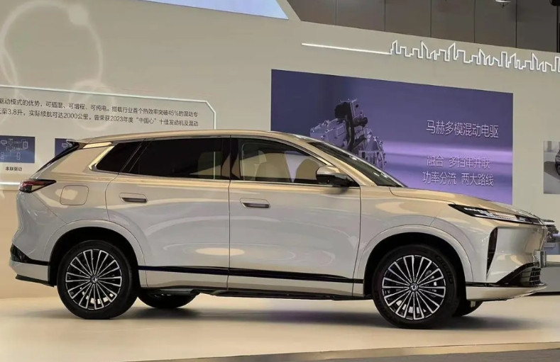 东风也在积极的拥抱华为了，奕派的“全尺寸SUV”26年上市。东风保留奕派和风