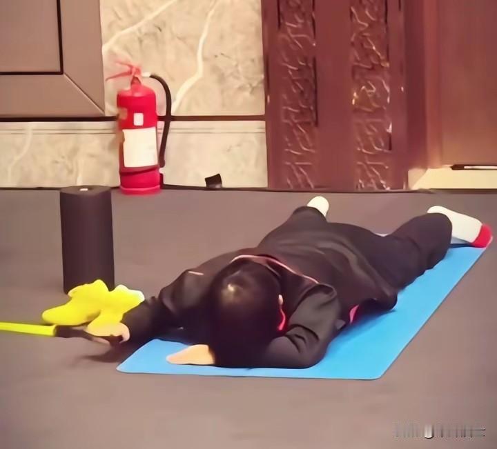 为什么不能让孙颖莎一个人锻炼？特别是趴着的那种？因为她一不小心就会睡着！