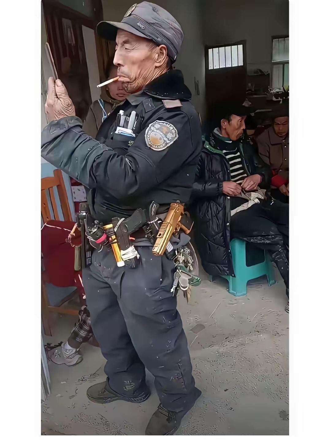 大爷腰上挂的是不是就是传说中“要你命3000”，你看看光战术手电就配备了两个，还