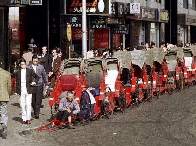 1972年，香港街头的人力三轮车。