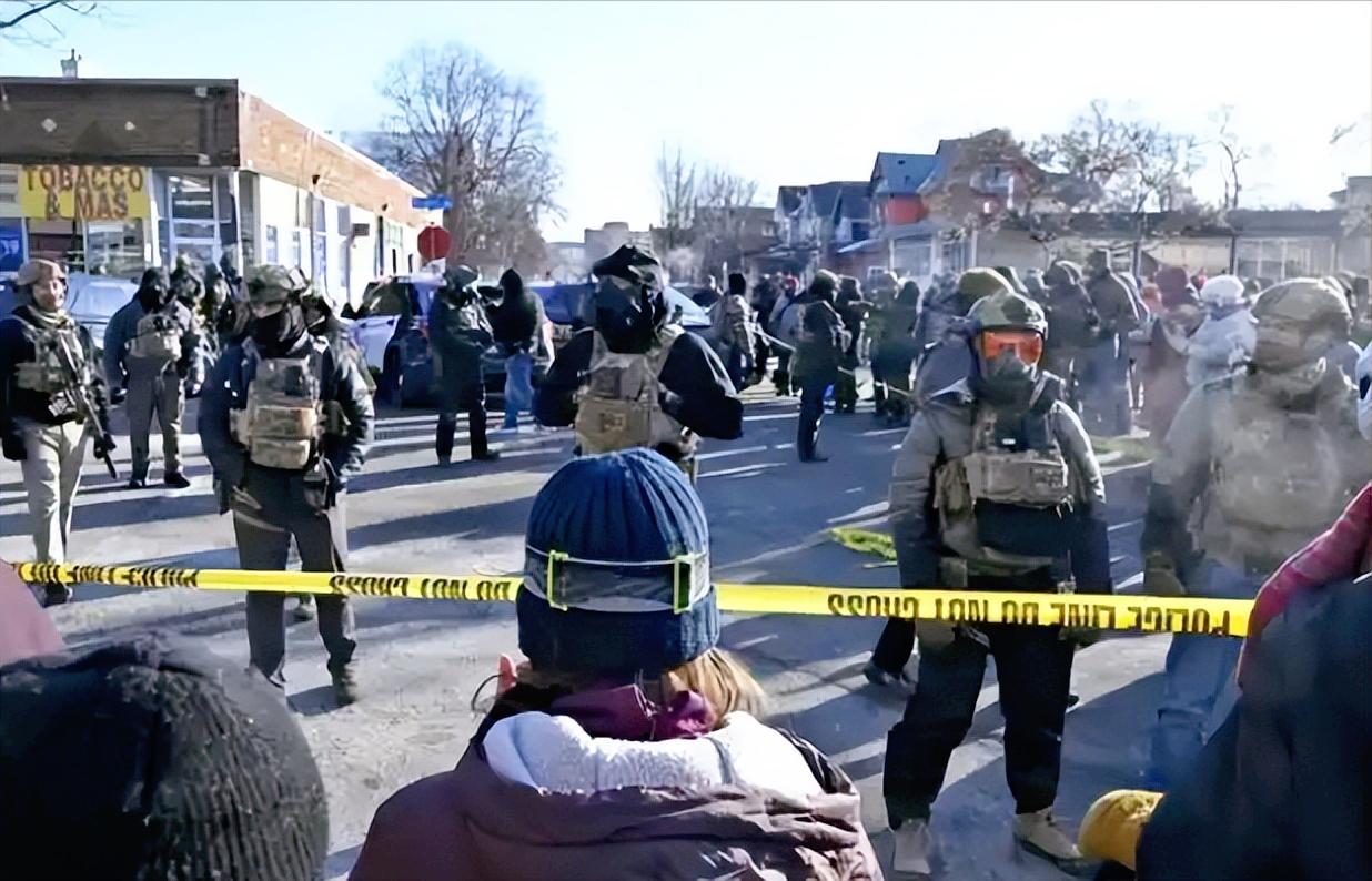 特朗普不得不认怂，眼看不到一个月俩无辜老百姓被移民执法的警察打死，这边抗议还没停