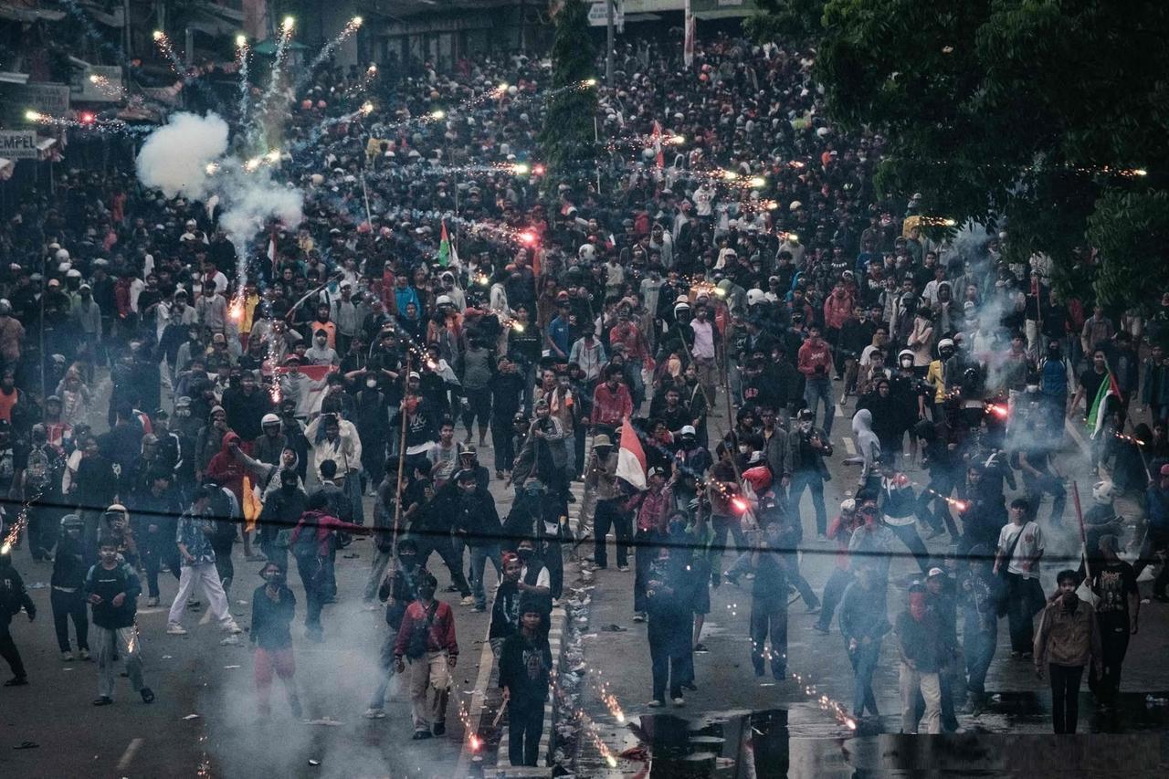 装甲车撞击网约车视频传播后，已经引发印尼骚乱，成功参与者每人一天22！虽然印尼