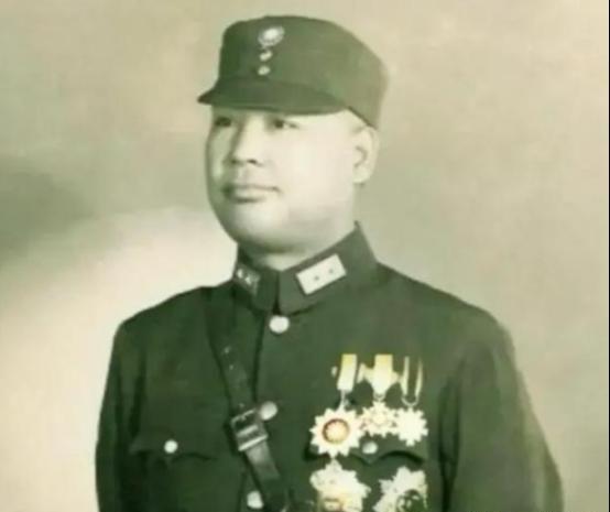 1929年，陕军新5师的两个团哗变，团长公秉藩去找副师长关麟征说:“副师长如果能